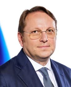 Várhelyi, Olivér Várhelyi, Olivér